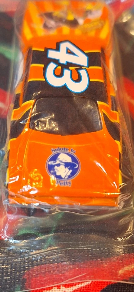 NEW HOT WHEELS #43 RICHARD PETTY 1970 PLYMOUTH ROADRUNNER HONEY NUT CHEERIOS - Image 3 of 4
