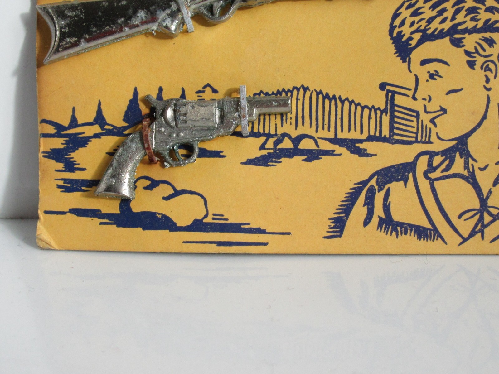 VINTAGE DAVY CROCKETT SMALL TOY METAL GUN RIFLE ON ORIGINAL CARD MARKED