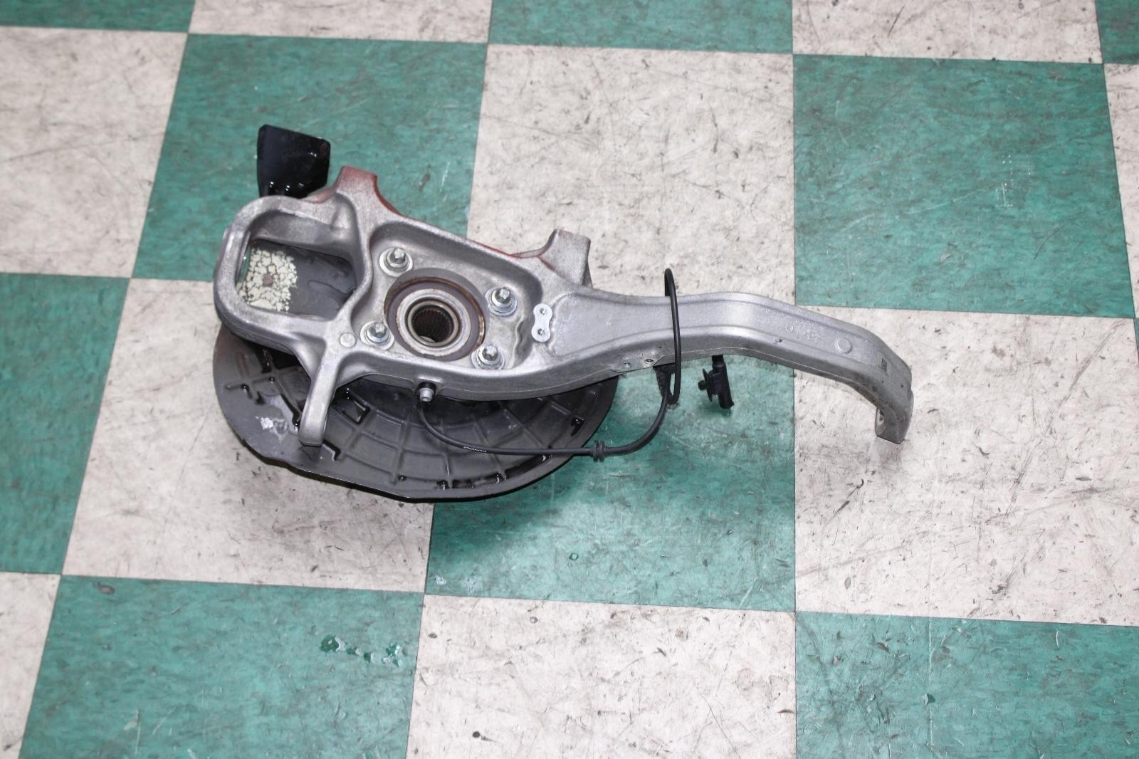 Maserati Quattroporte 2014-2020 Front Right Steering wheel hub