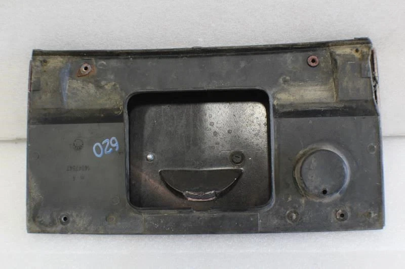 Chevrolet Corvette 1984 1985 1986 1987 1988 1989 puerta de llenado de combustible roja 17047547 Foto 2 de 4