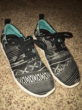 Toms Size 6 Canvas Sneakers