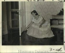 1971 Press Photo Mrs. M. L. Shaffer Jr. Shows Interior of Magnolia Plantation