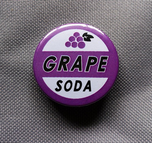 UP Grape Soda Pin Badge - 38mm - Disney Russell Doug - Foto 2 di 3