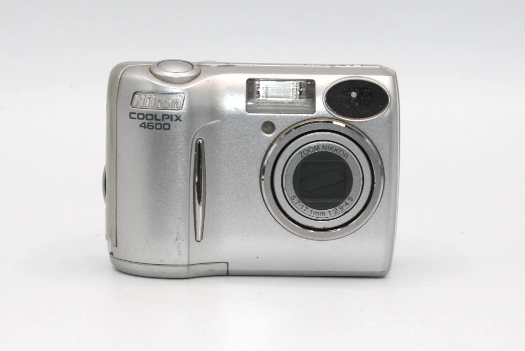 Nikon Coolpix 4600 avec sacoche et une carte SD de 512Mo photo numérique argenté Argenté/Gris