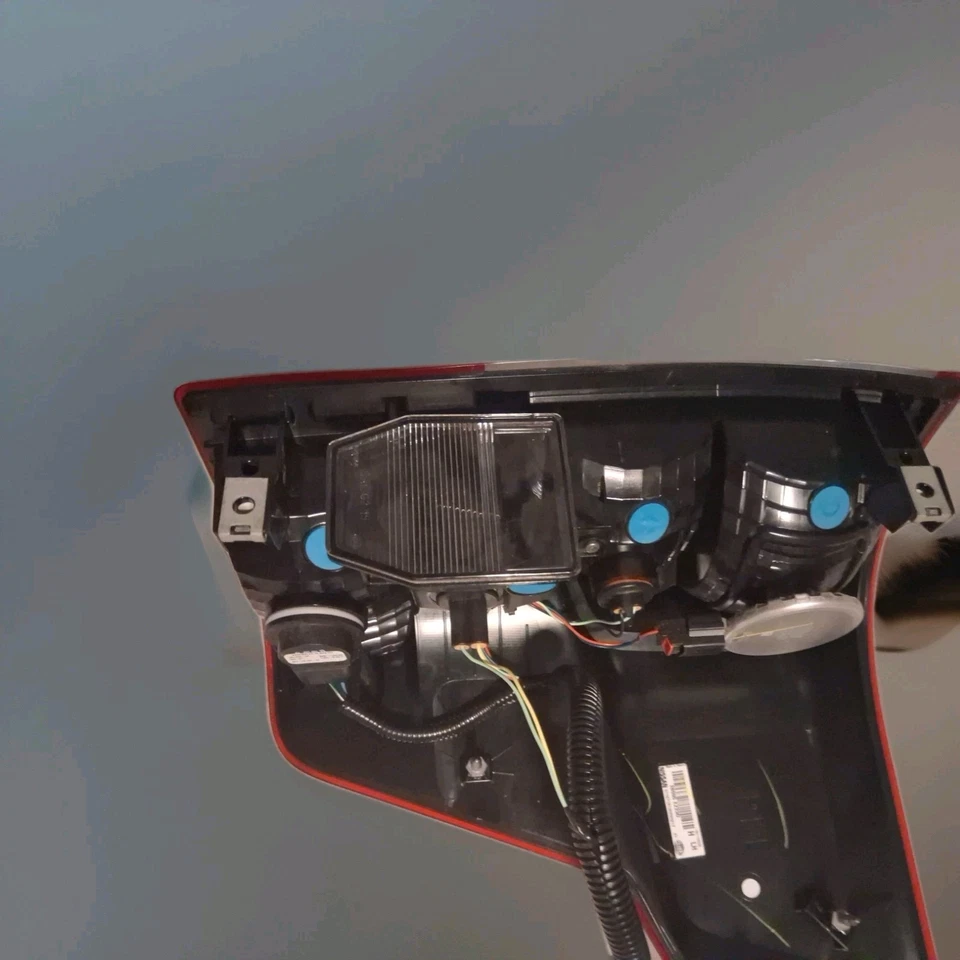 Conjunto de lámpara combinada trasera izquierda Hella genuina Nissan pieza 26555-EZ23D Foto 4 de 4