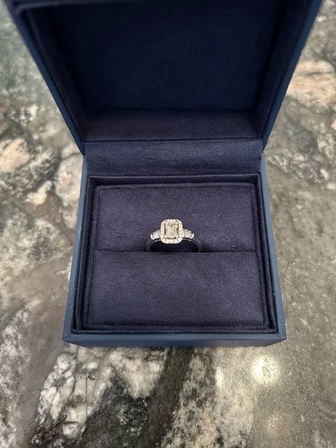 Anillo de compromiso de diamantes naturales talla esmeralda con banda de platino Foto 2 de 4