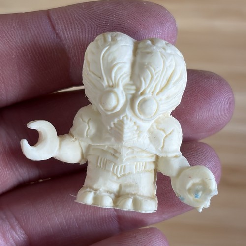 Bandai 1986 SD Horror World Metaluna Mutant (Tan) - Vintage Keshigomu