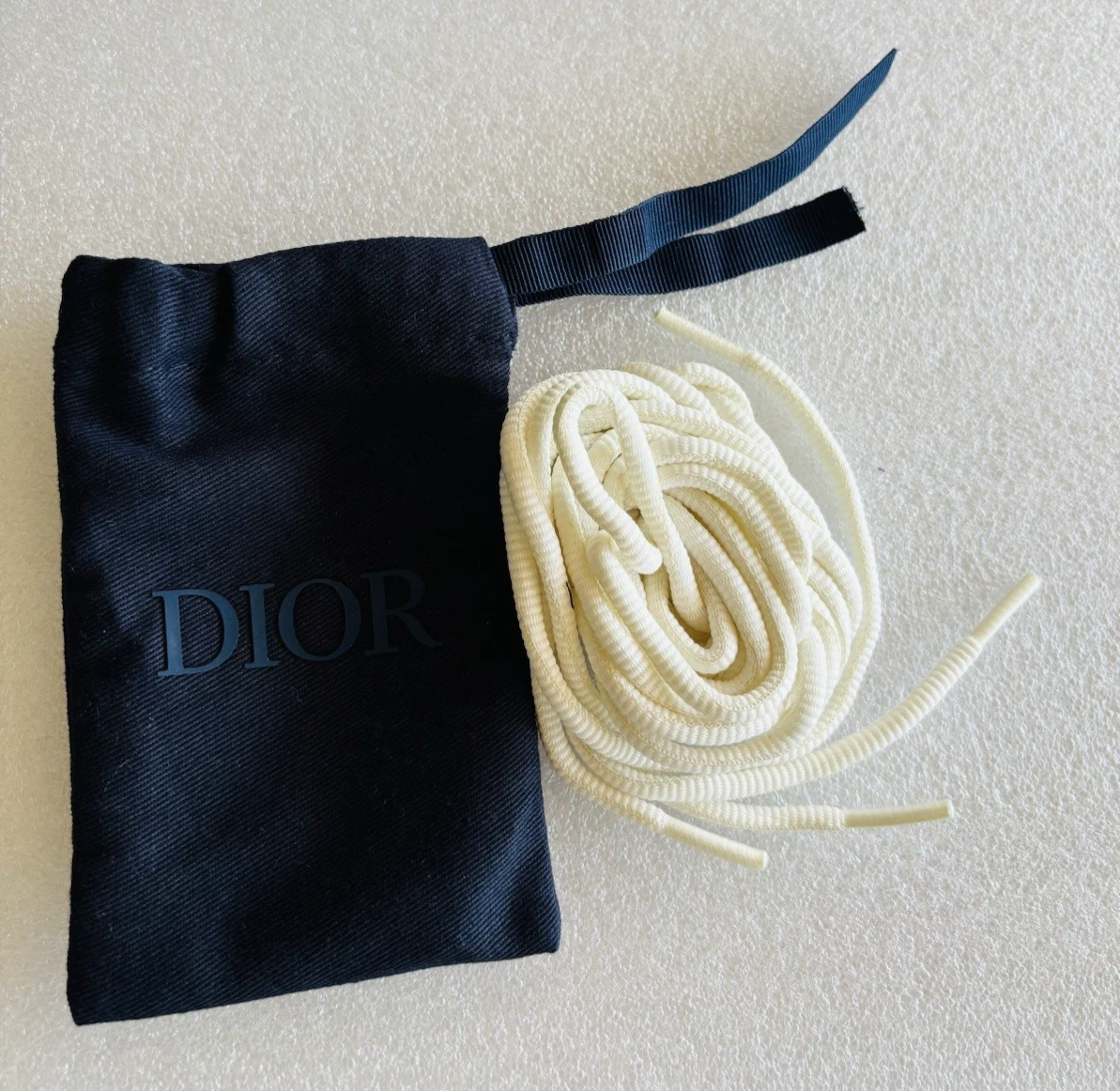 NEUF DIOR 1 PAIRE / LACETS DE CHAUSSURES / COULEUR : BLANC LONGU POUCES ENV.