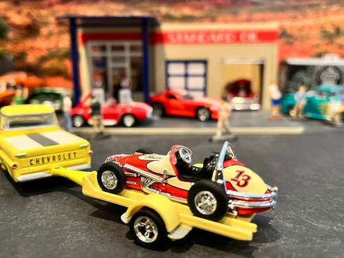 1:64 Hot Wheels Limited Edition Sprint Car Trailer Yellow - Picture 4 of 4