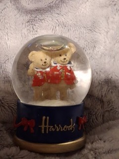 A Super Super Lovely Harrods 2007 Christmas Small Snow Globe With 2 Bears 🐻