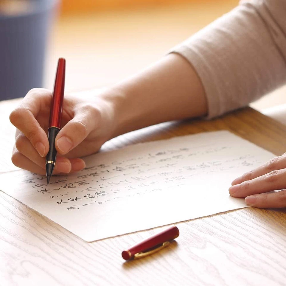 Pluma de cepillo roja Kuretake Mannen Mouhitsu DT141-13C - 3 recargas negras hechas en Japón Foto 3 de 4