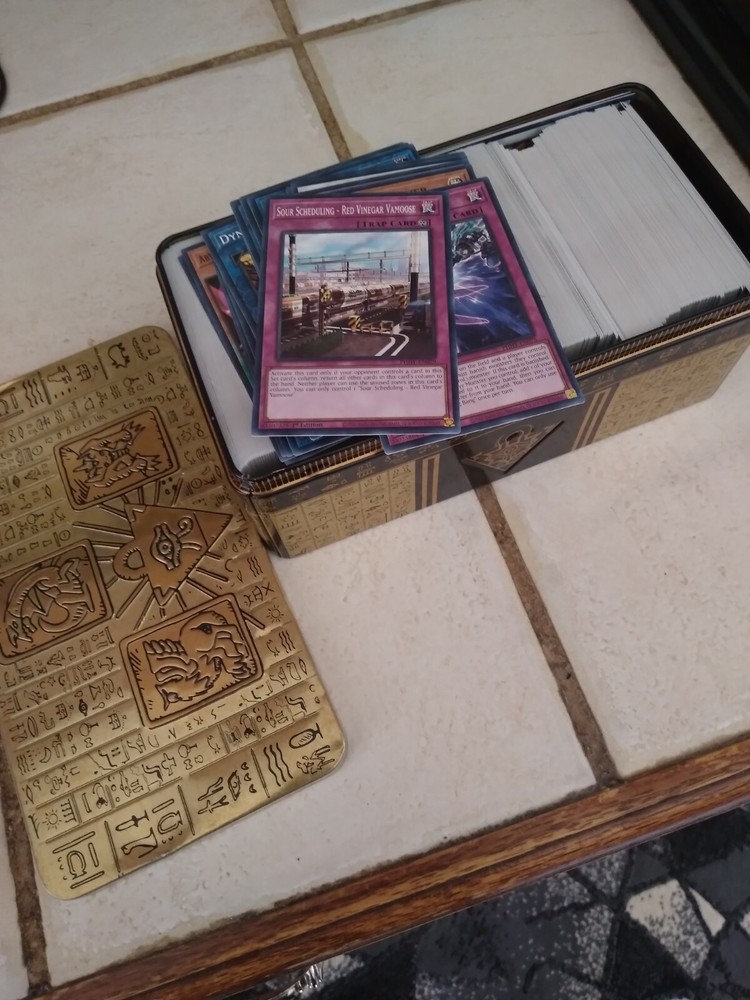 Lot of over 400 Yu-Gi-Oh Cards in Tin