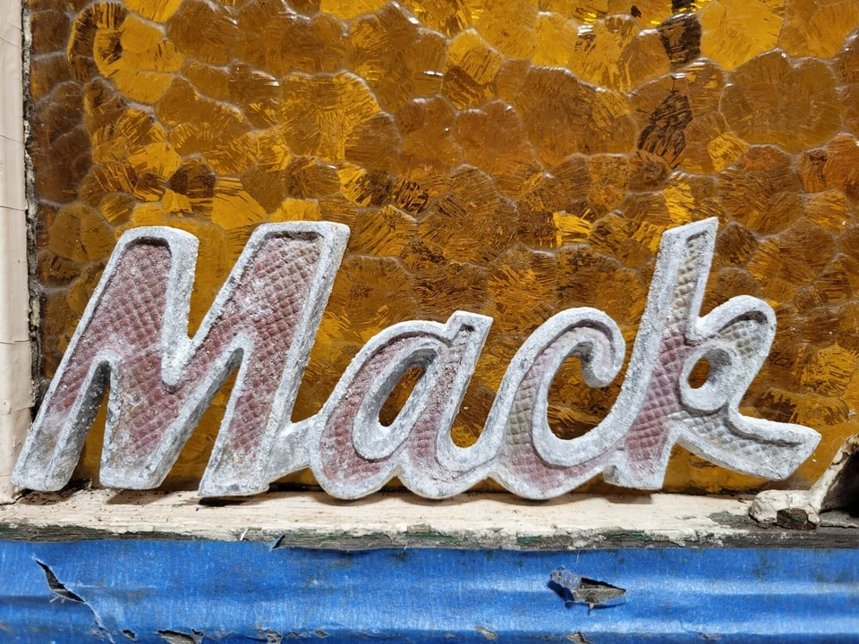 LETRERO DE CAMIÓN MACK DE COLECCIÓN ANTIGUO REMOLQUE TRACTOR EMBLEMA MOTOR REMOLQUE LOGOTIPO DE CAMIONERO DE EE. UU. Foto 2 de 4