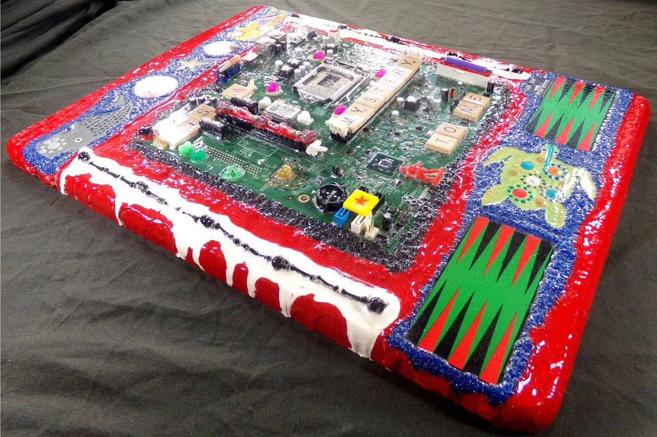 ITS A MYSTERY TO ME: Scrabble Sea Circuit Collage Arte 3-D Glenn Shiring 2024 1/1 Foto 4 de 4