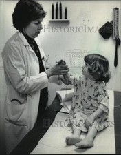 1985 Press Photo Arthritis Specialist Dorothy Wortmann Helps Ann Hengel