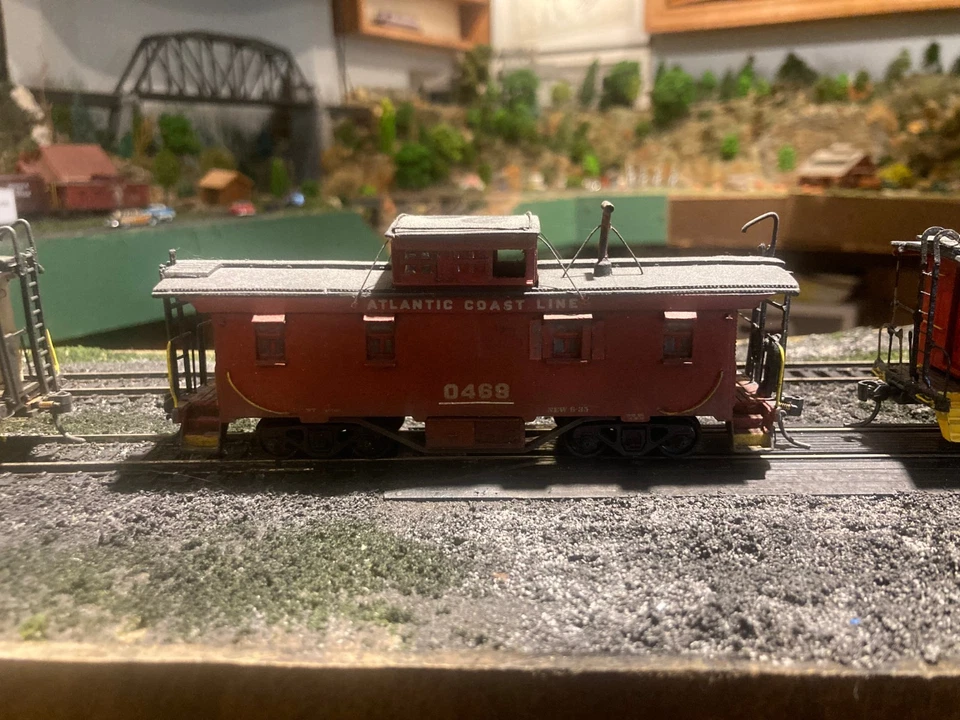 TRIO OF ACL ATLANTIC COAST LINE CABOOSES, ASSEMBLED LAZER KITS - Image 3 of 4