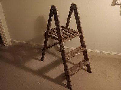Rustikale klappbare kurze Trittleiter aus Holz, Pflanzenständer, Display. Versandkostenfrei..