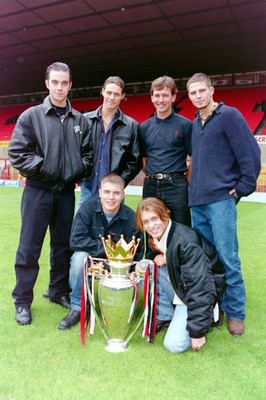 Take That pose with Bryan Robson Premier League trophy at Old Traf- Old Photo 1