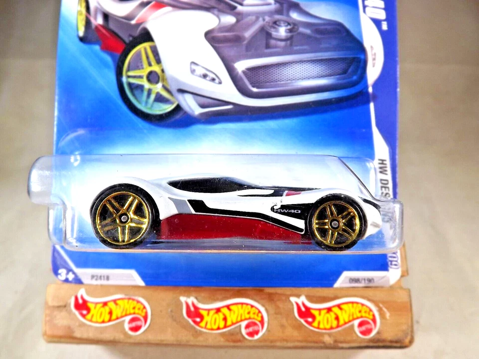 Hot Wheels #98 HW Designs 2009 2/10 HW40 blanco-negro con ruedas de radios Pr5 doradas Foto 2 de 4