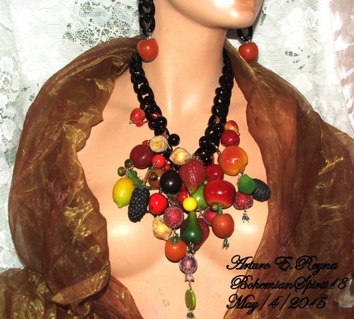 ARTURO E.REYNA AWESOME VINTAGE FRUIT SALAD CHARMS LUCITE CHAIN BIB/NECKLACE SET - Picture 9 of 10