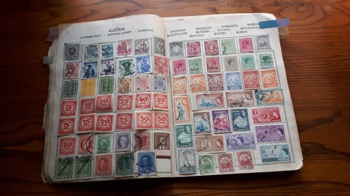 OLD EMBASSY STAMP ALBUM : SMALL WORLD COLLECTION-1025 USED STAMPS. - 第 6/12 張圖片