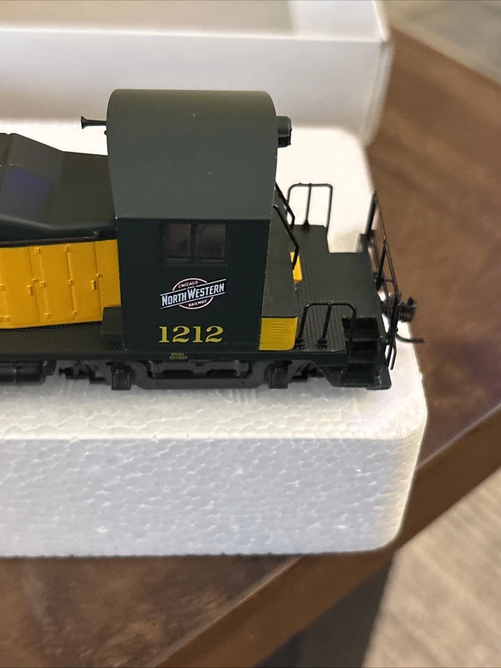 Walthers HO 932-1359 C&NW Chicago Northwestern EMD SW-1 Diesel Locomotive #1212 - Image 4 of 4