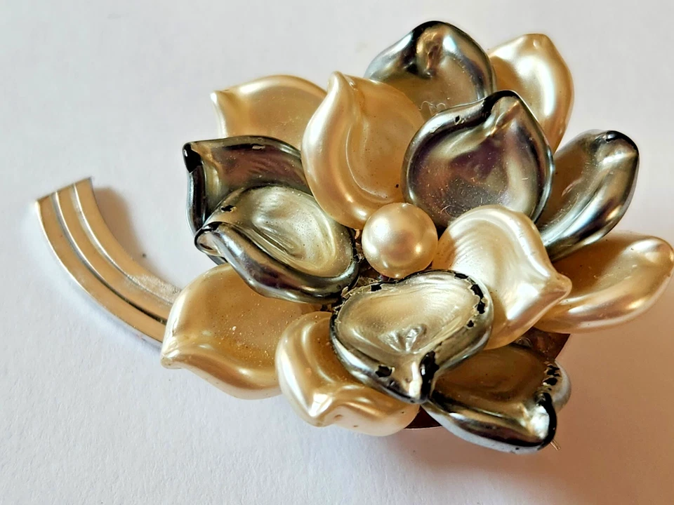 Broche prendedor flor madreperla tono plateado gris blanco clásico iridiscente Foto 2 de 4