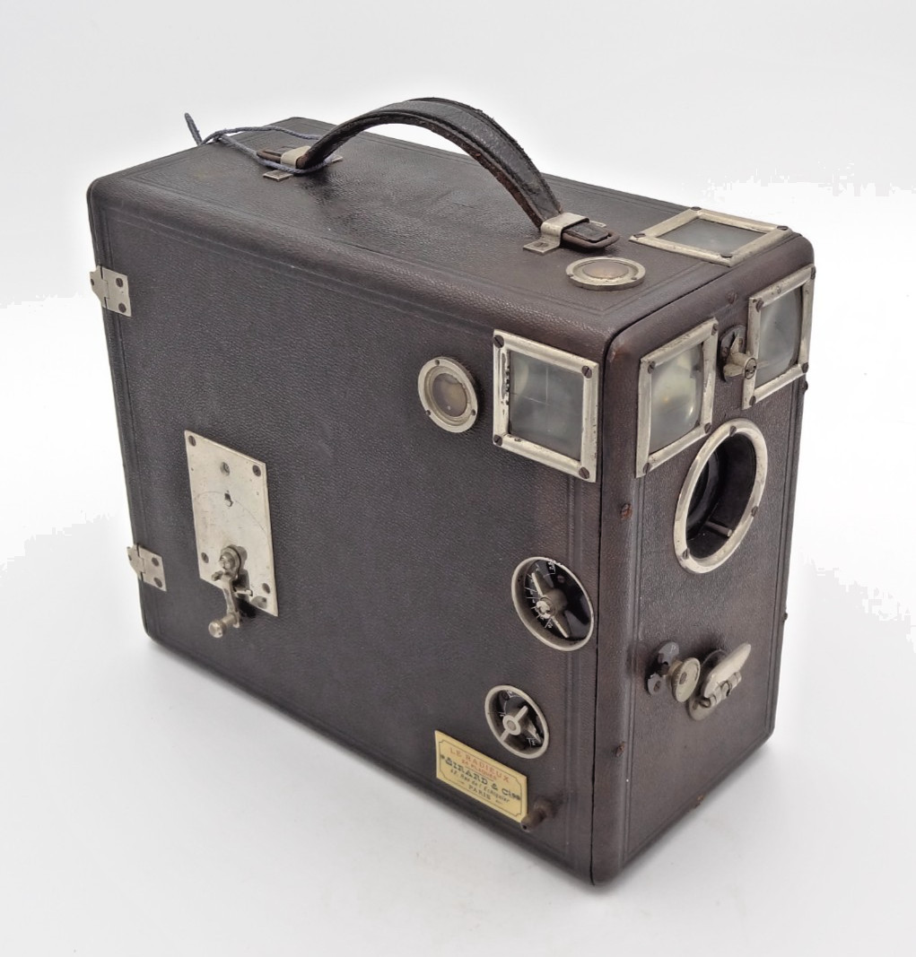 Caméra détective Girard Le Radieux 9x12 pour exposition musée et décoration vintage