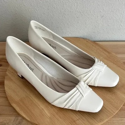 Easy Street Waive Womens Square Kitten Heel Pumps white Sz 7W
