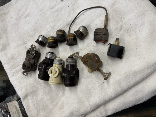 Adaptadores de extensión de enchufes de luz vintage de 12 piezas se venden como están piezas algunas baquelitas - Imagen 1 de 10