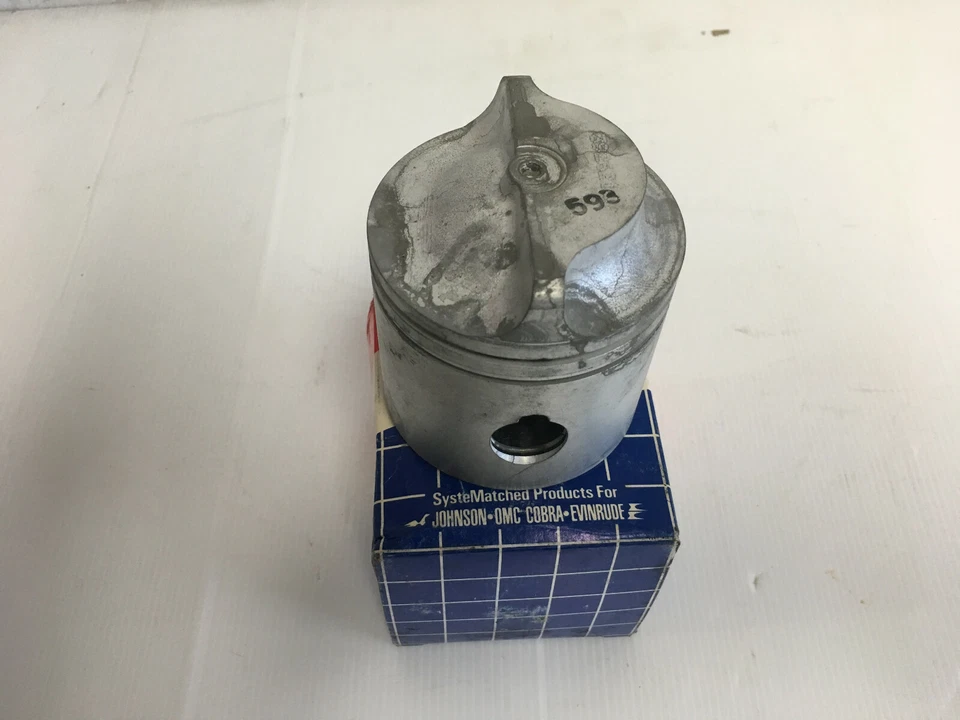 PISTON NEW JOHNSON EVINRUDE 20-35HP STANDARD 1982-2005 GENUINE PART 392621 - Image 3 of 3