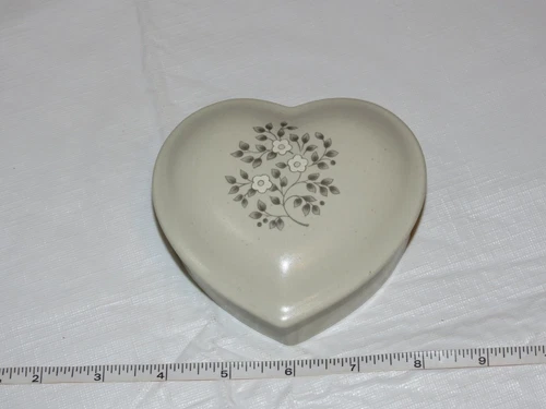 Pfaltzgraff USA Heirloom Heart Shaped Trinket/Jewelry Box Stoneware !