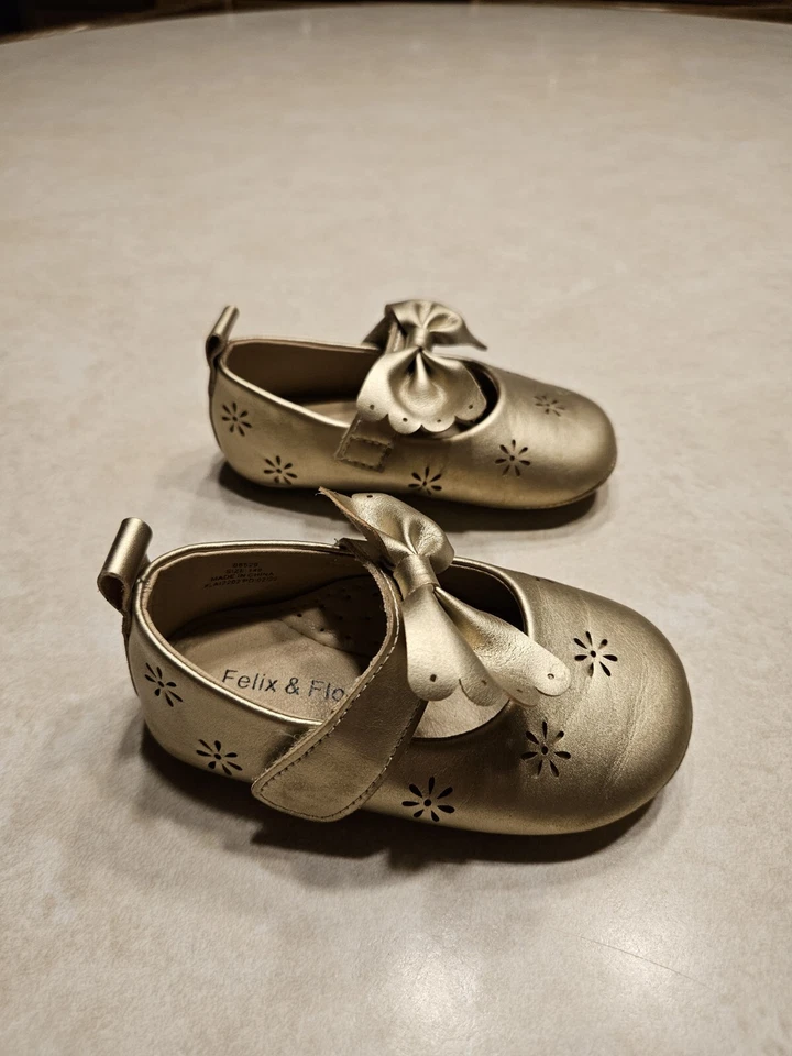 Pair of Gold Felix & Flora Toddler US Size 7 (140 mm/14 cm) - Pre-owned  - Image 2 of 4