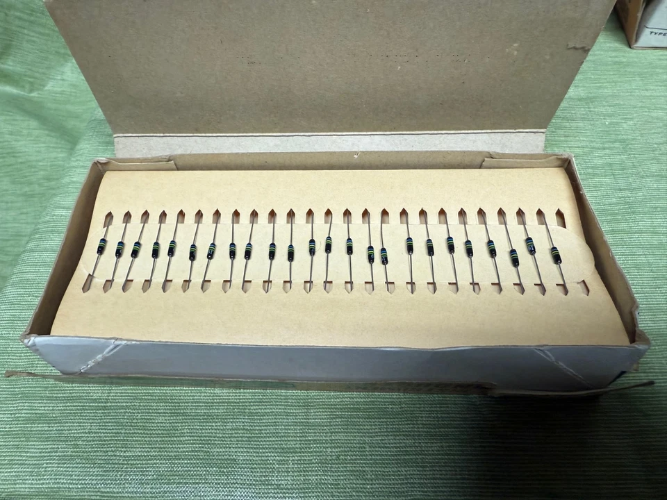 Diodos rectificadores de silicona GI 1N645 - NUEVO 1965 - Caja de 99 - Caja abierta - De colección Foto 3 de 3