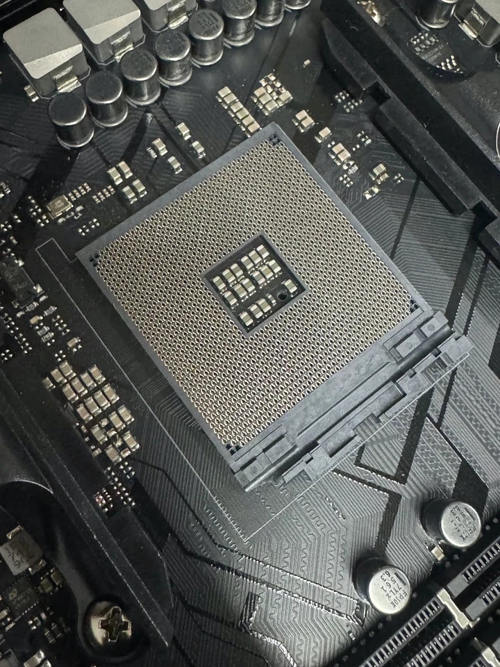 Asus ROG CROSSHAIR VIII HERO (WI-FI) - Gaming Motherboard - Fast Post - Image 3 of 4