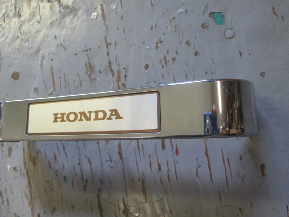 Honda VF500C V30 1984 Magna cubierta de horquilla inferior emblema 61401-MJ8-000 Foto 4 de 4