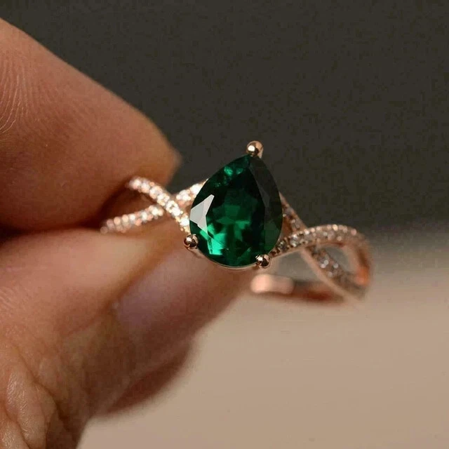 Anillo solitario esmeralda verde corte pera de 2,20 quilates creado en laboratorio chapado en oro rosa de 14 quilates Foto 2 de 4