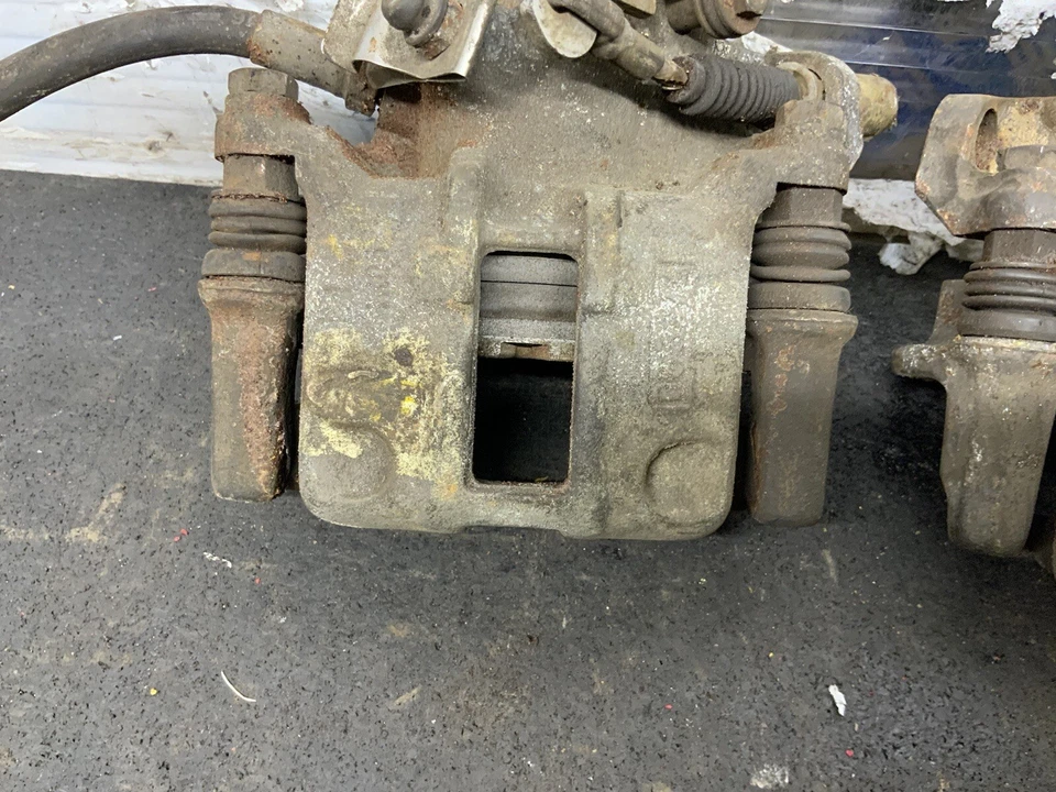 Par de pinzas de freno traseras izquierda derecha Mercury Scorpio 1988-1989 Foto 3 de 4