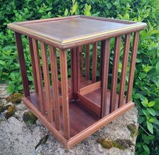 PETITE BIBLIOTHEQUE TOURNANTE EN ACAJOU ET FILET DE BOIS CLAIR XXème S
