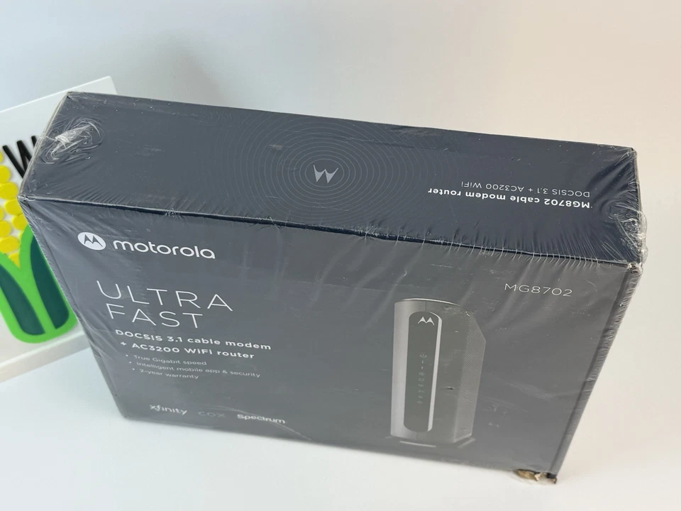Motorola Ultra-Fast DOCSIS 3.1 Cable Modem with AC3200 Dual Band Router MG8702 - Image 2 of 4