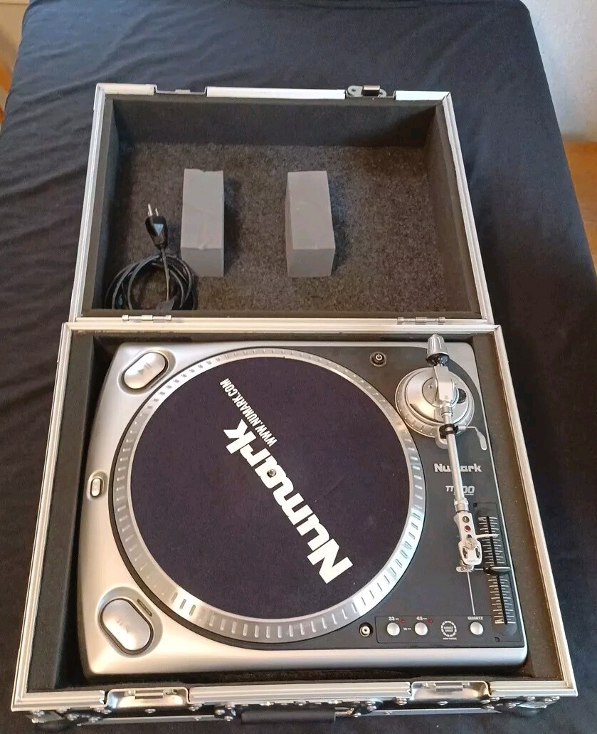 NUMARK TT200 PROFESSIONAL DIRECT-DRIVE TURNTABLE w/ Road Runner 