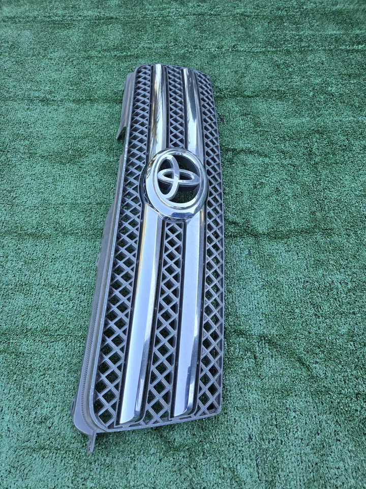 01-07 TOYOTA HIGHLANDER HYBRID Front Bumper Grille Grill Emblem GENUINE OEM  - Image 3 of 4