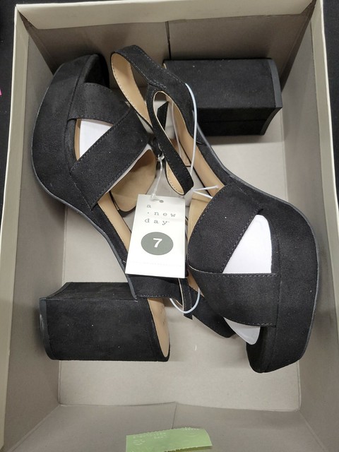 mid heel platform pumps