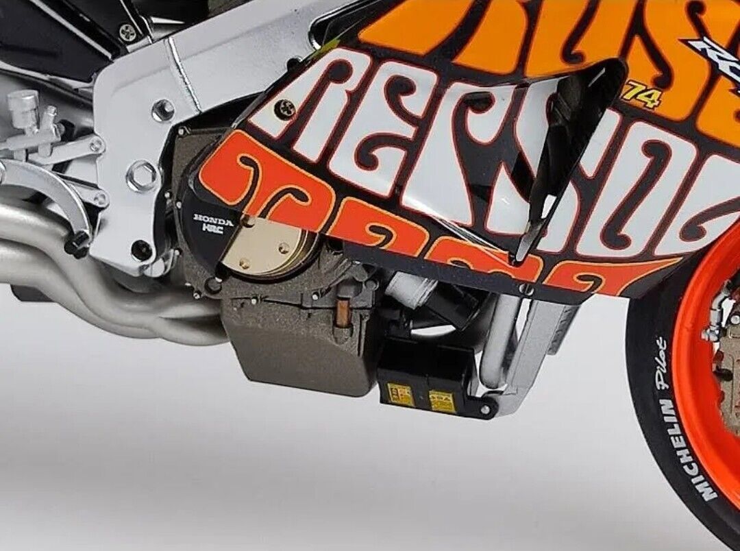 Tamiya Masterwork Collection Honda 21019 1/12 Repsol RC211V Tamiya Masterwork Collection Honda 21019 1/12 Repsol RC211V