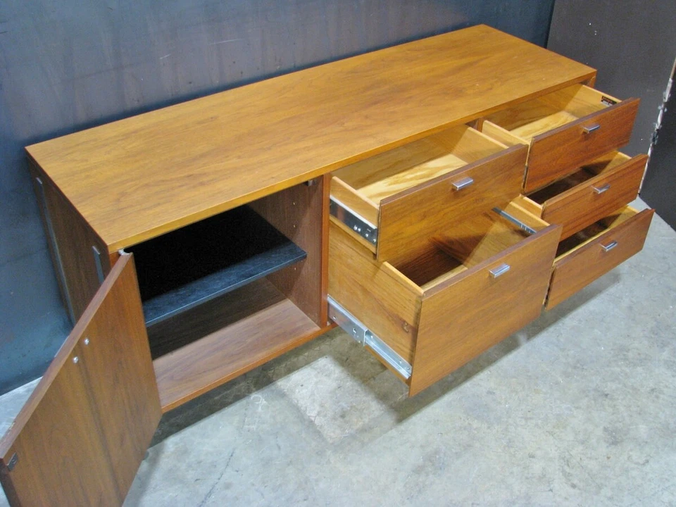 Credenza ejecutiva de teca Harry Probber de colección; patas de acero inoxidable pulido Foto 3 de 4