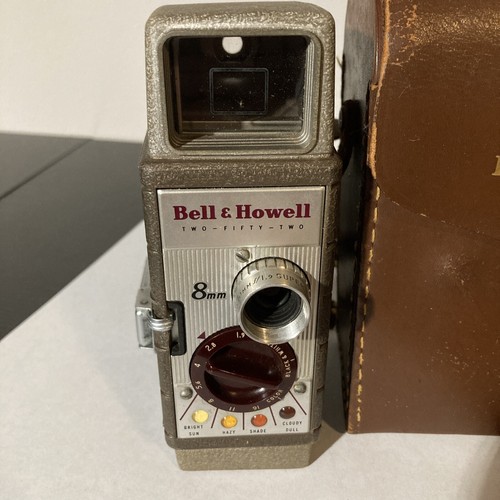 Bell & Howell Two-Fifty-Two 8mm Movie Camera W/ Case WORKS!!!!! - Picture 2 of 16