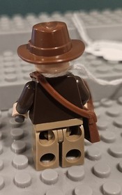 LEGO Indiana Jones Minifigure with Gun and Accessories IAJ001 Lot215