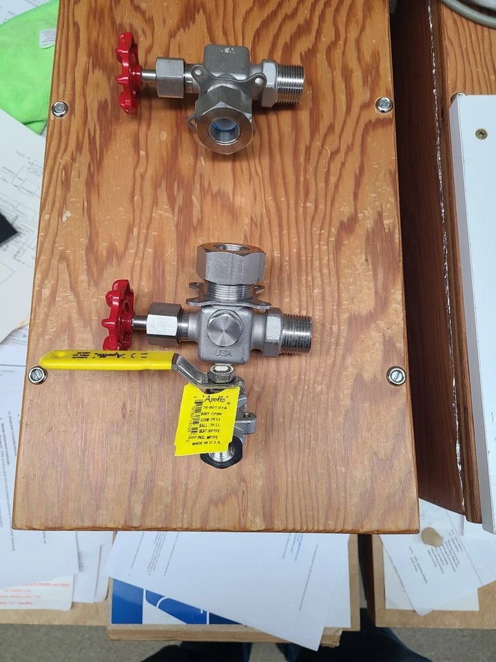 Medidores de nivel de líquido de acero inoxidable Conbraco 23-450 con línea roja de vidrio de sitio de 38,5" Foto 2 de 4