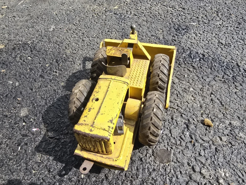 VINTAGE NYLINT Tournatractor  DIECAST PRESSED STEEL RUBBER-WHEELED DOZER - Image 3 of 4