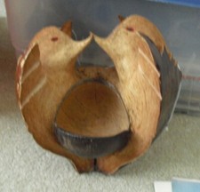 Unikalna ręcznie rzeźbiona sztuka kokosowa vintage dwa ptaki wokół miski karmnik o wysokości 10 cali